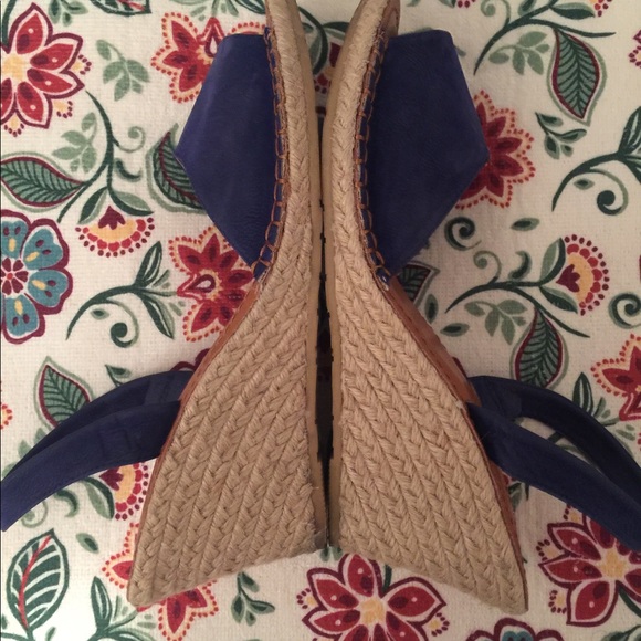 SOLD-Very Cute Open Toes Wedge🎉 - Picture 2 of 5